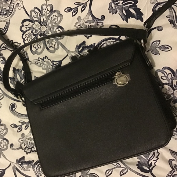 NWOT! Catherine Melandrino black faux leather flower shoulder / cross body bag - Picture 3 of 4
